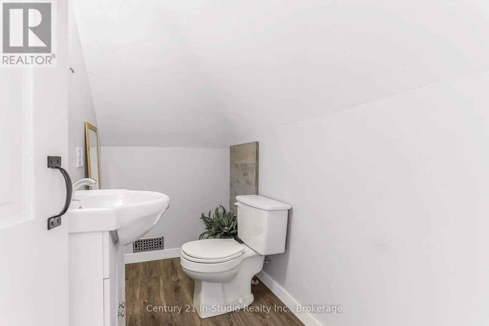 446 9TH STREET E