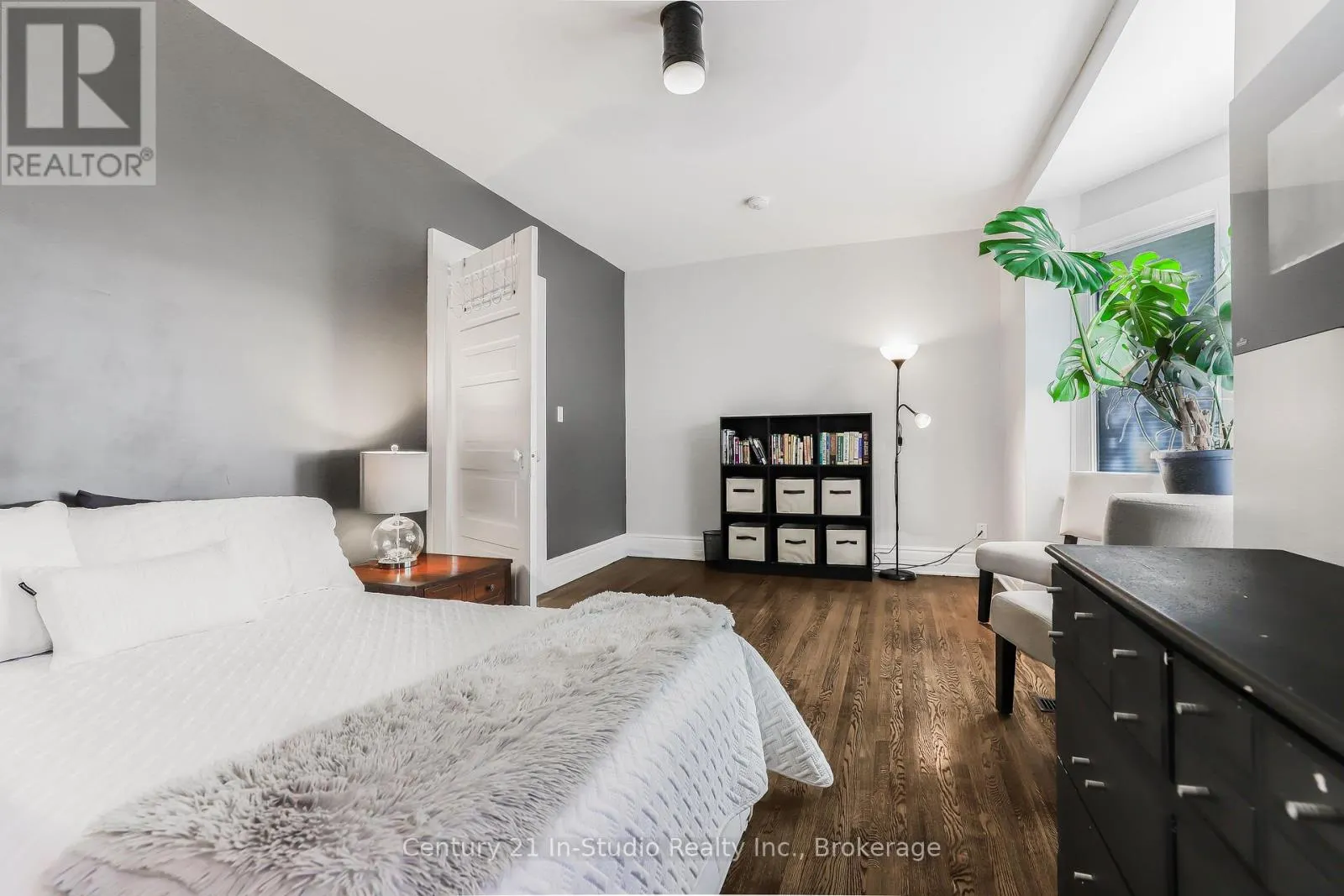 446 9TH STREET E