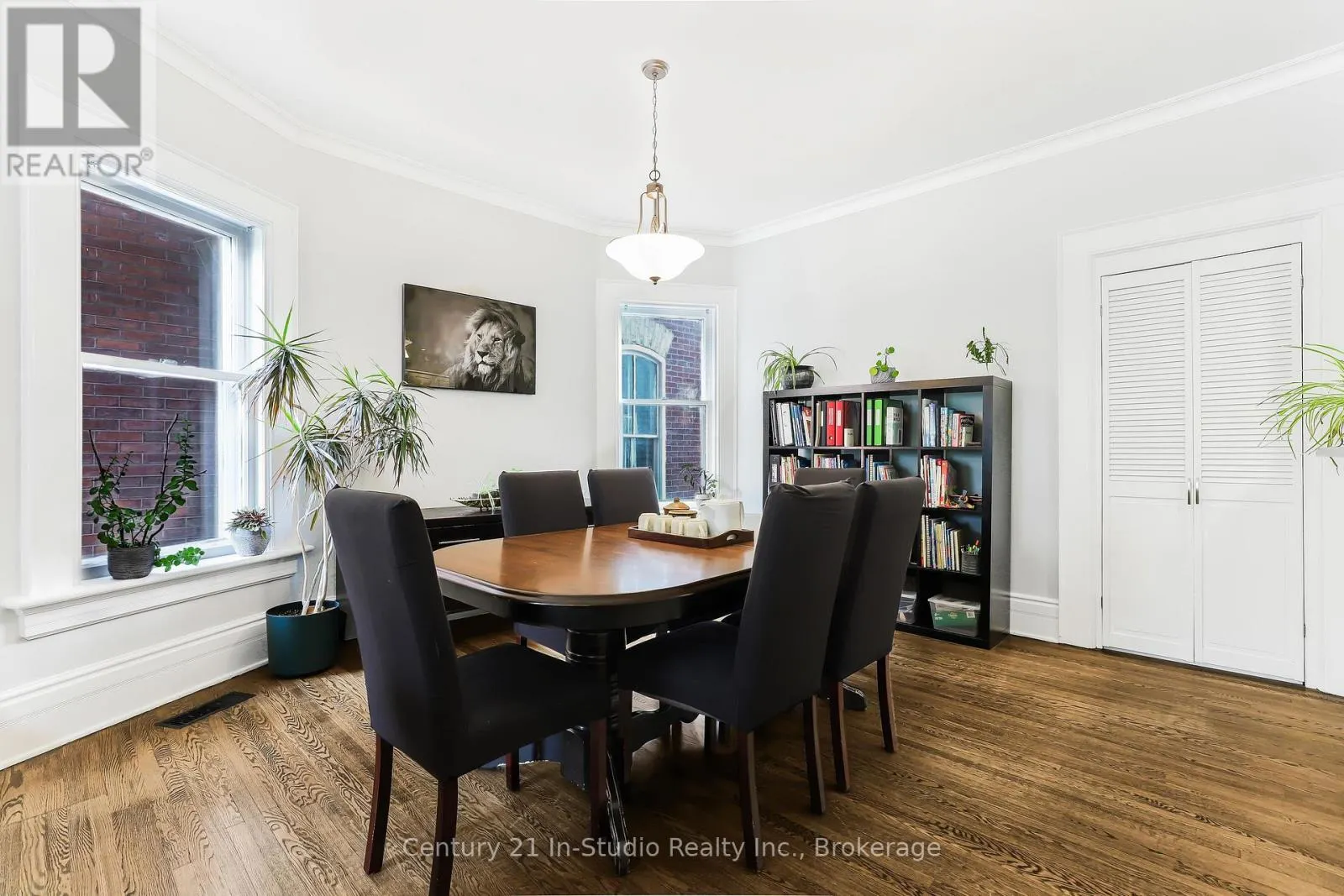 446 9TH STREET E