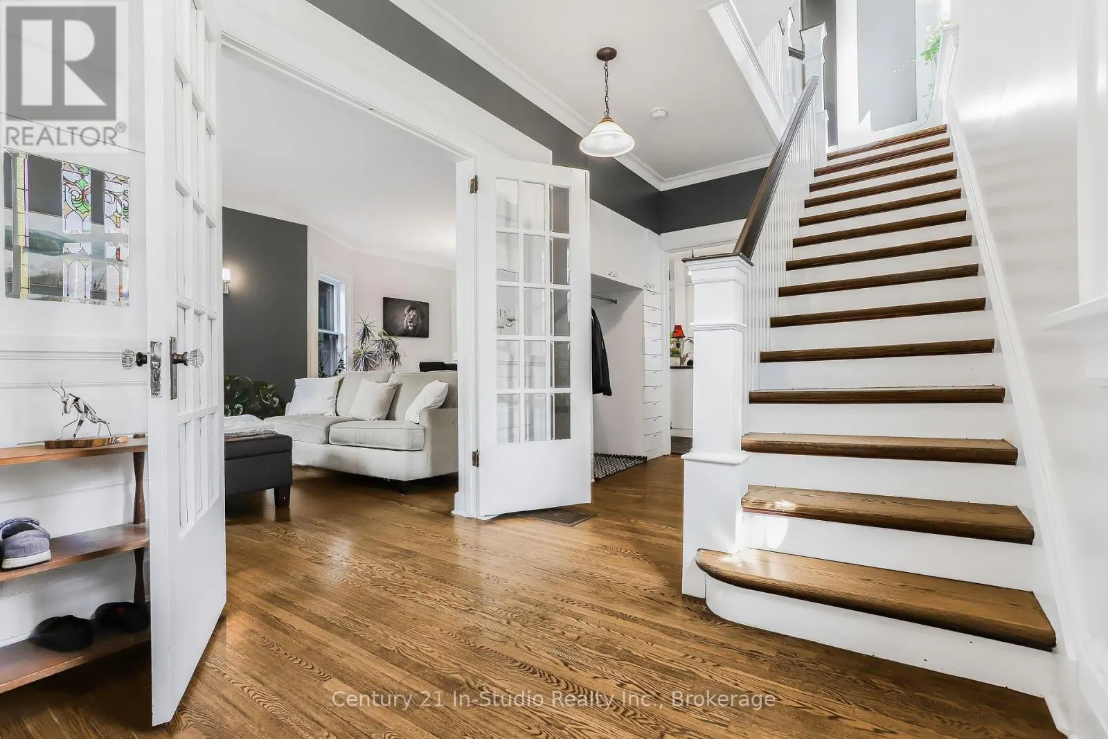 446 9TH STREET E