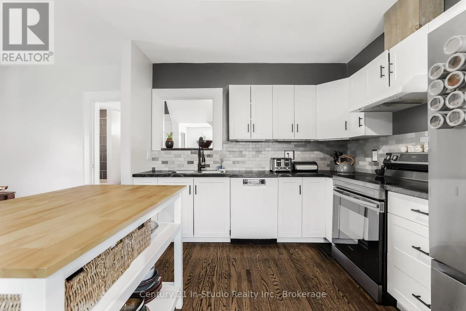 446 9TH STREET E