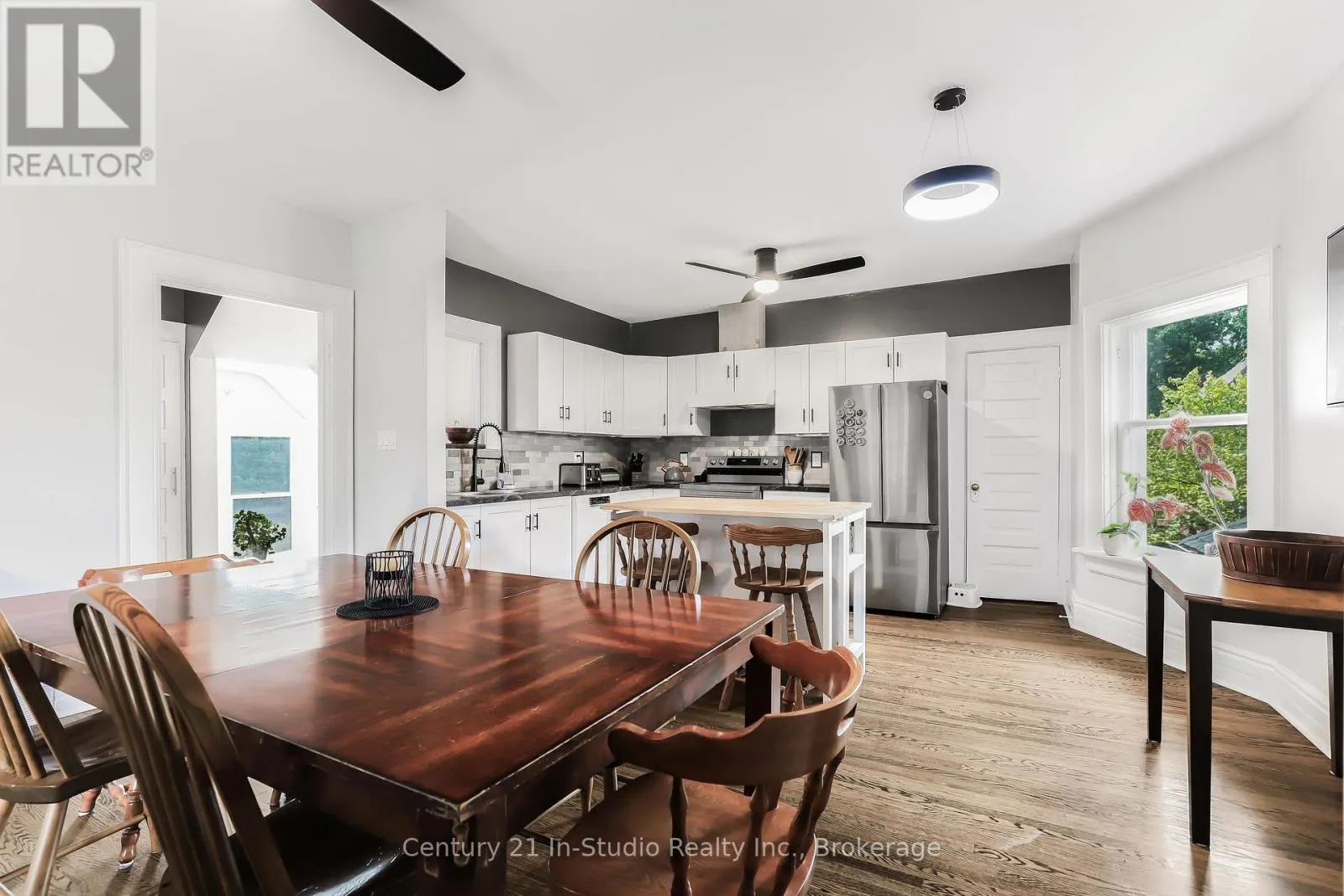 446 9TH STREET E