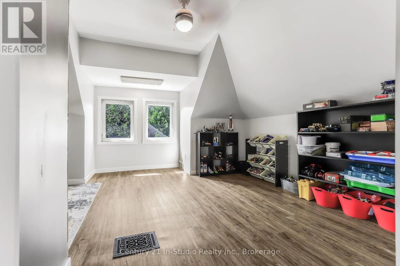 446 9TH STREET E