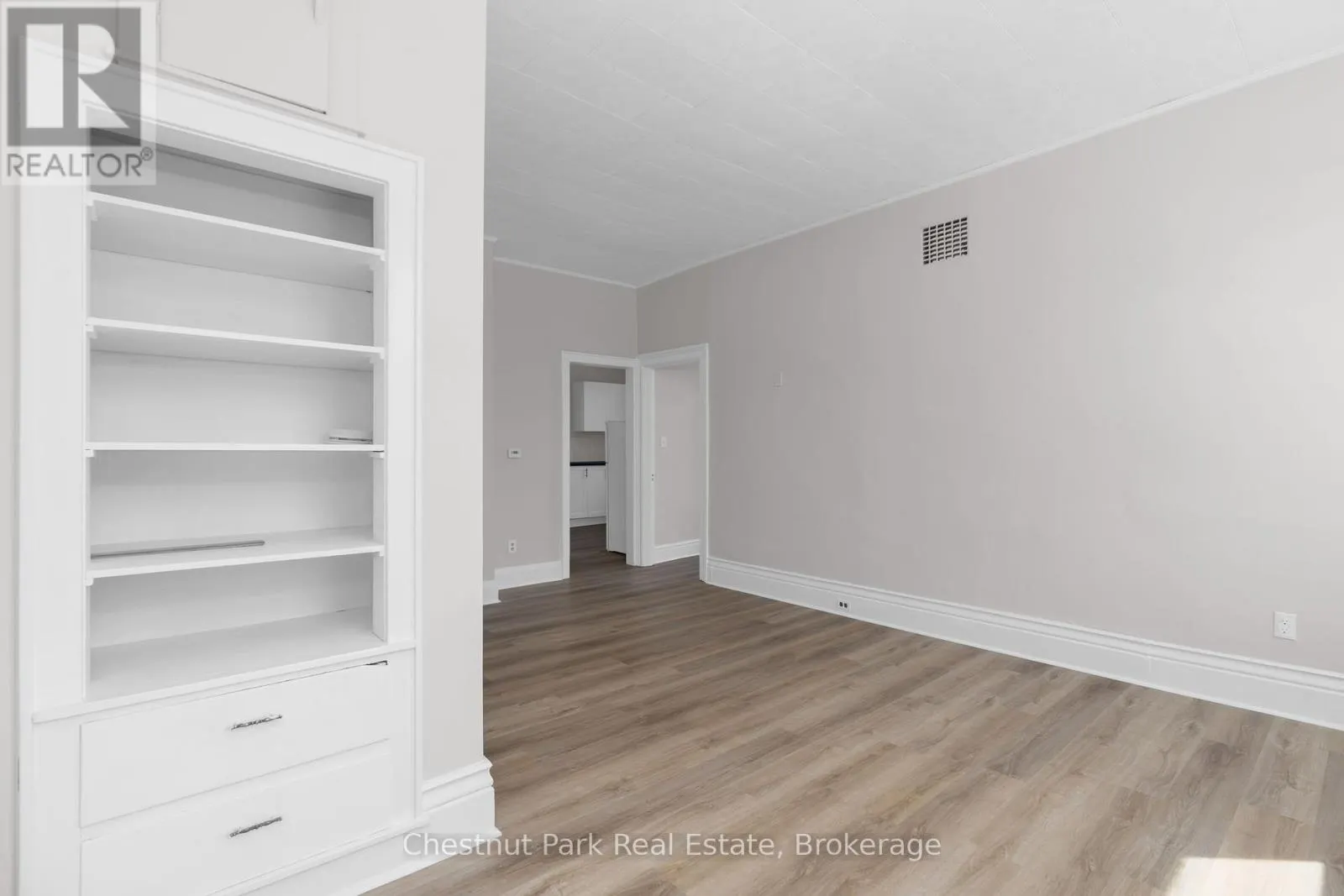 16 TROWBRIDGE STREET W