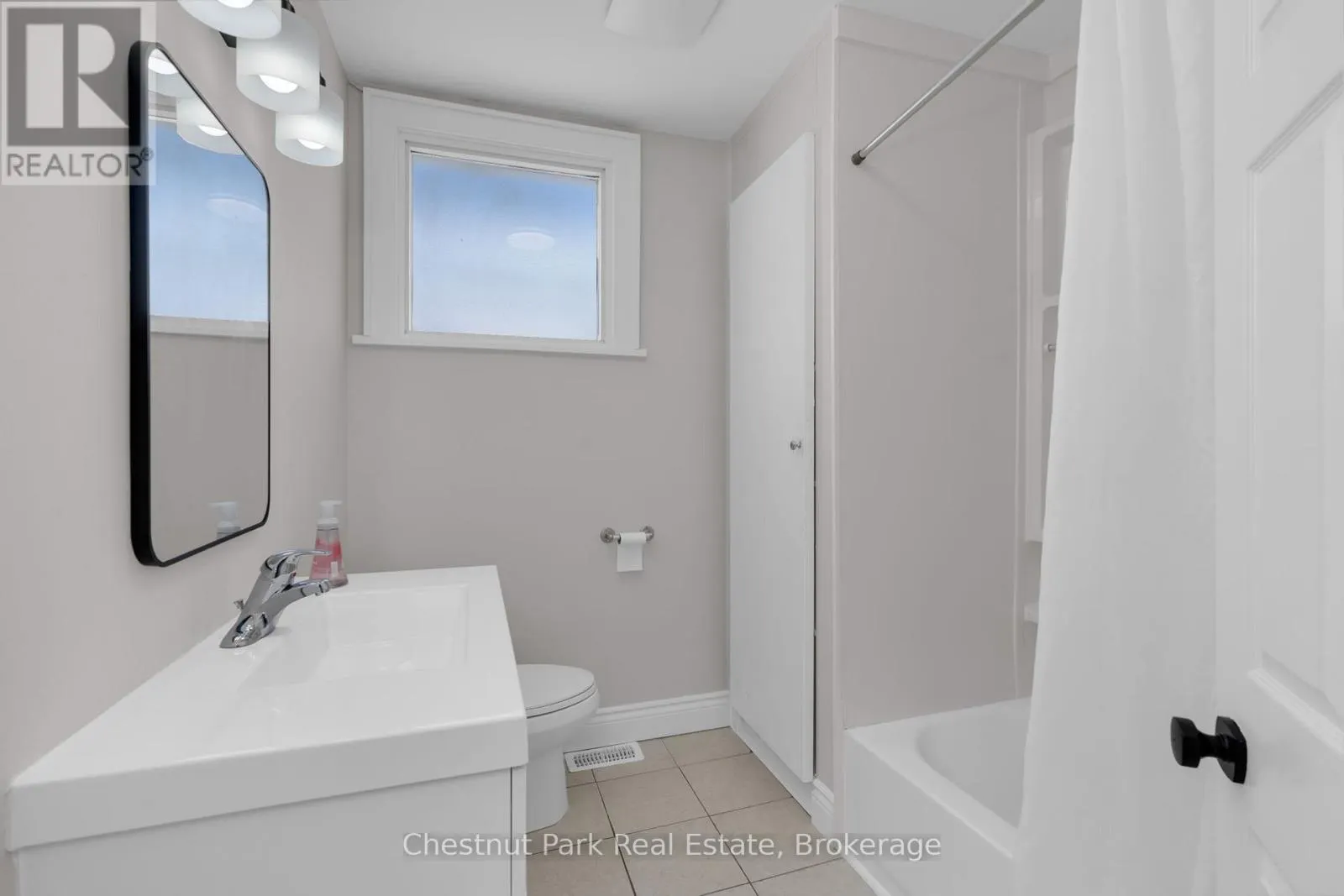 16 TROWBRIDGE STREET W