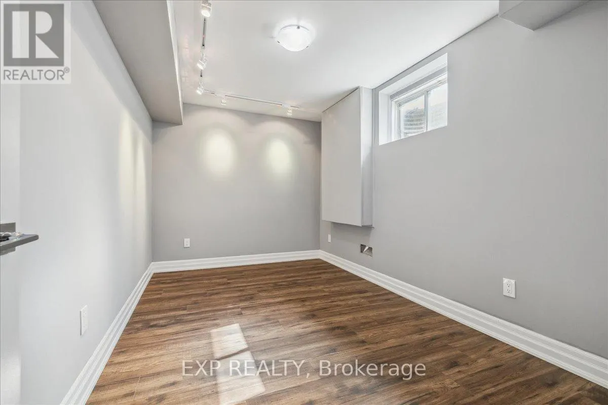 1 DORCHESTER BOULEVARD S