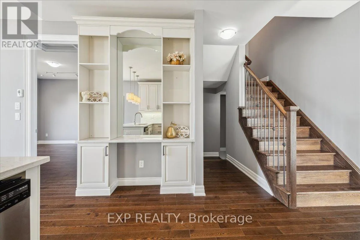 1 DORCHESTER BOULEVARD S