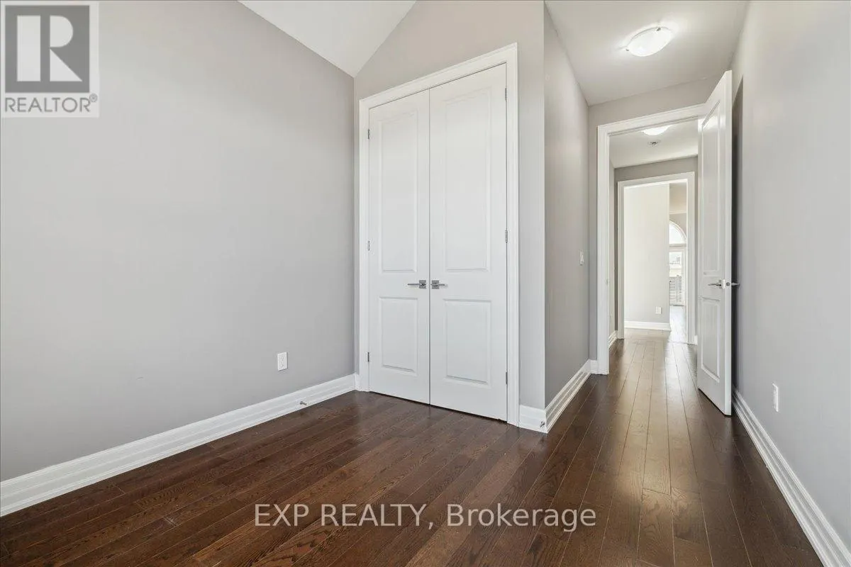 1 DORCHESTER BOULEVARD S