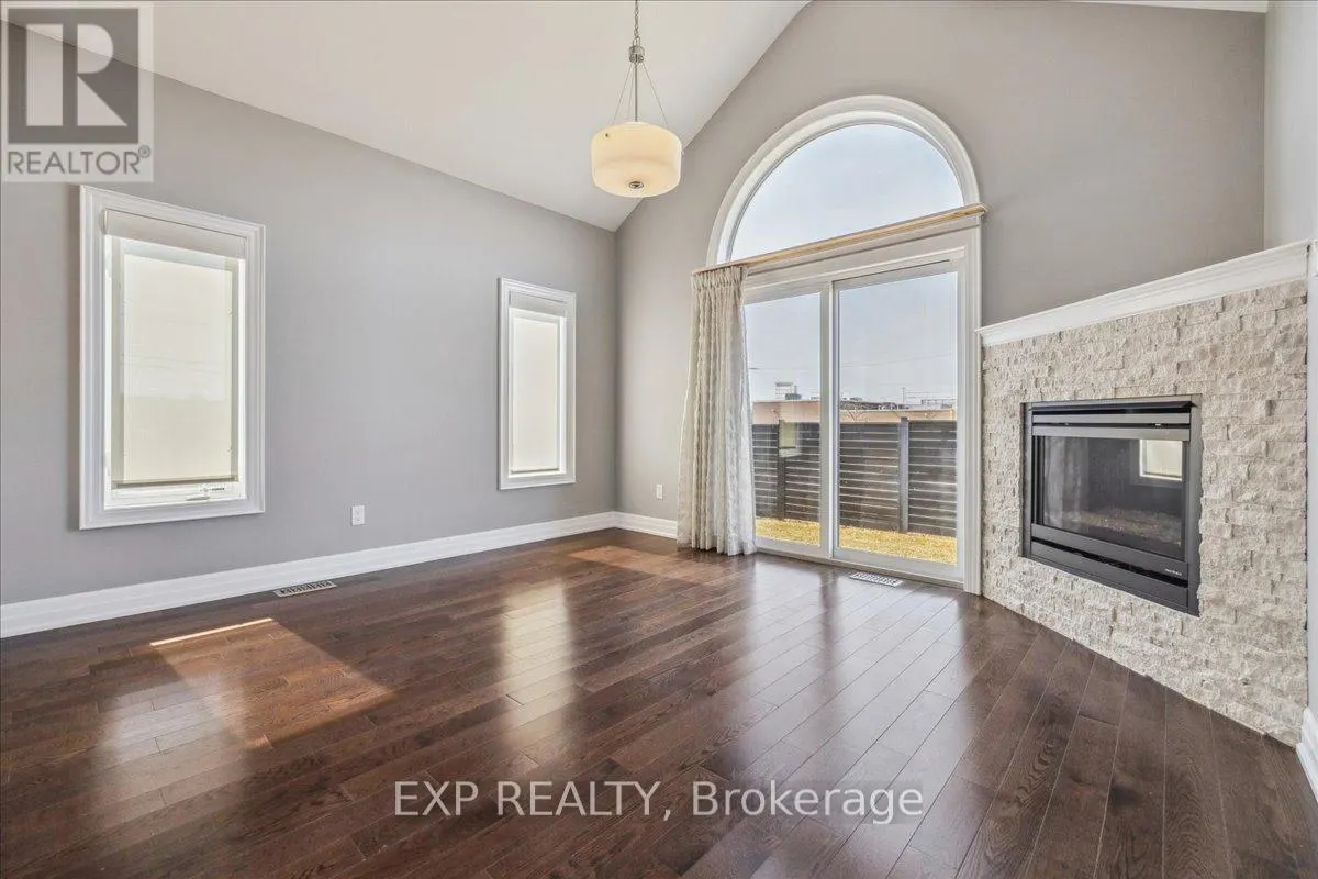 1 DORCHESTER BOULEVARD S