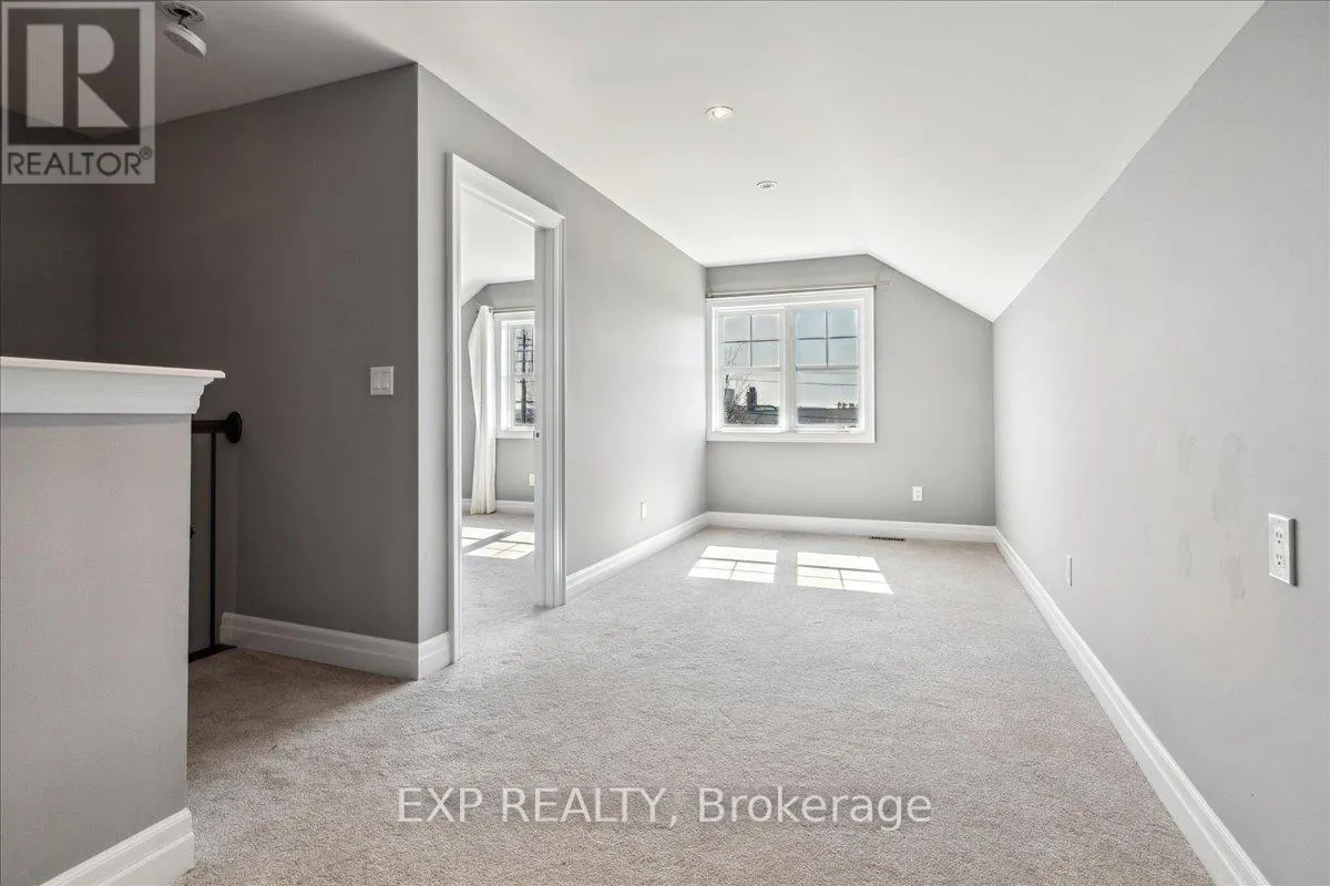 1 DORCHESTER BOULEVARD S