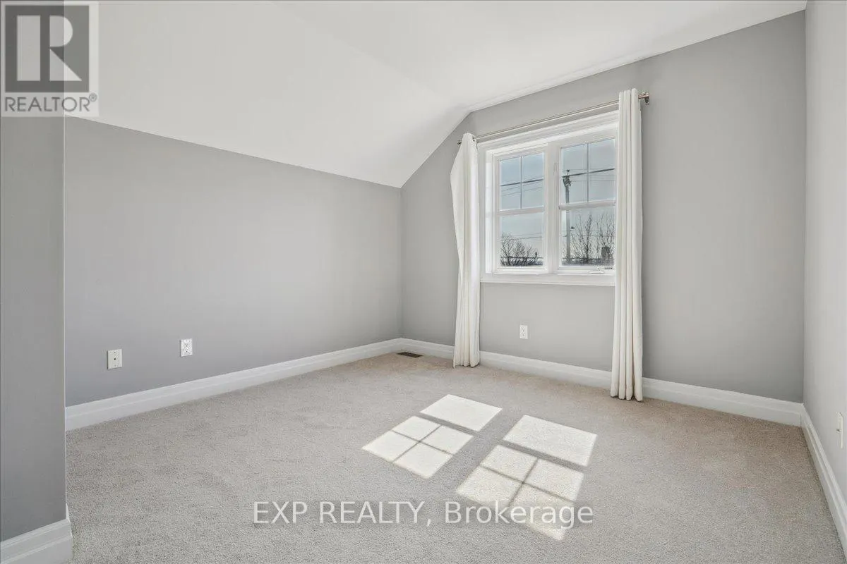 1 DORCHESTER BOULEVARD S