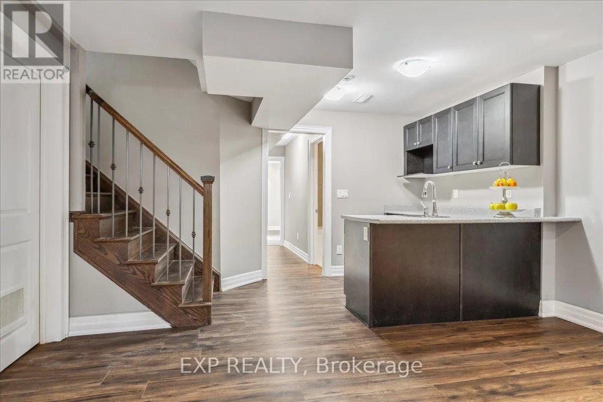 1 DORCHESTER BOULEVARD S