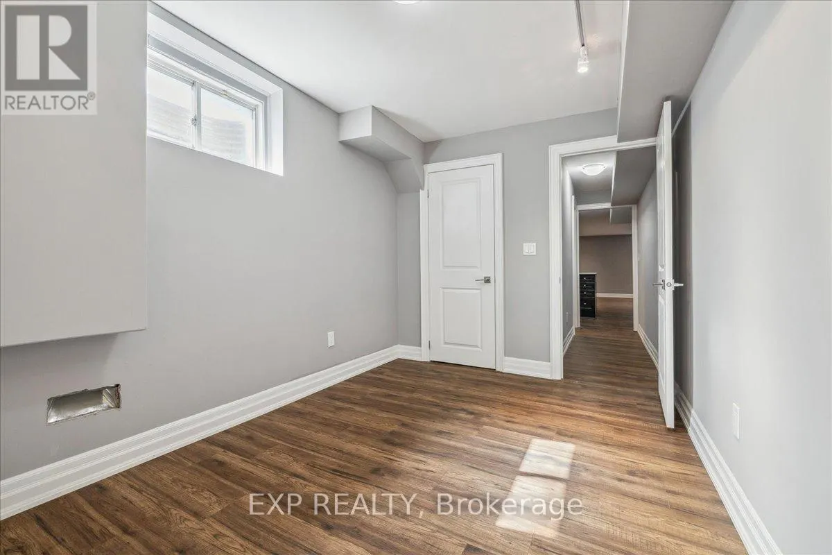 1 DORCHESTER BOULEVARD S