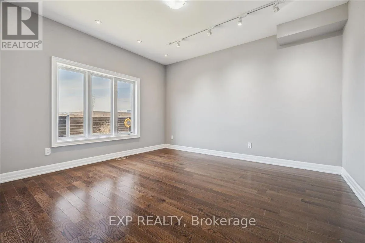 1 DORCHESTER BOULEVARD S
