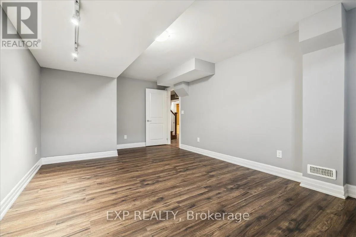 1 DORCHESTER BOULEVARD S