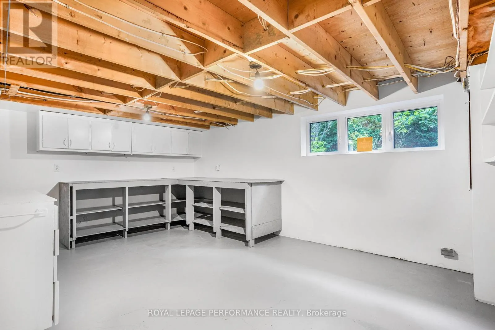 8 LAKESIDE AVENUE
