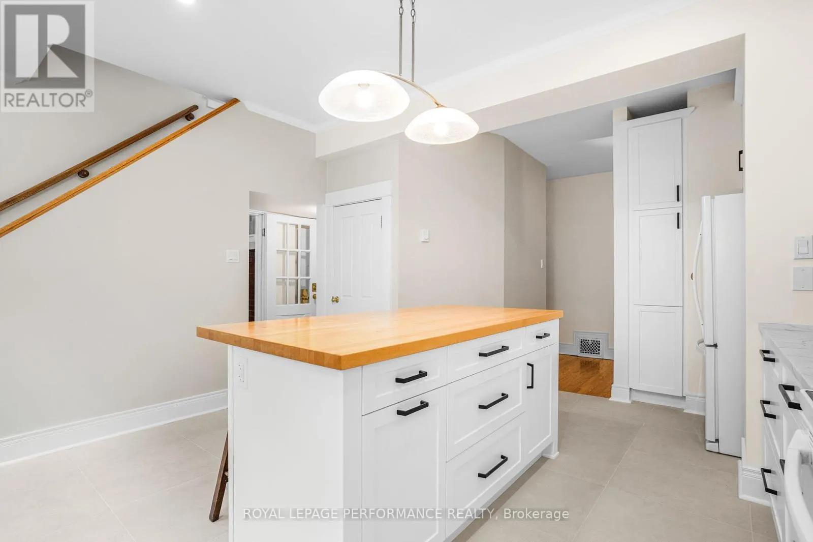 8 LAKESIDE AVENUE