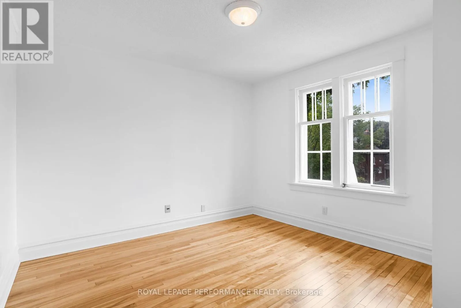 8 LAKESIDE AVENUE