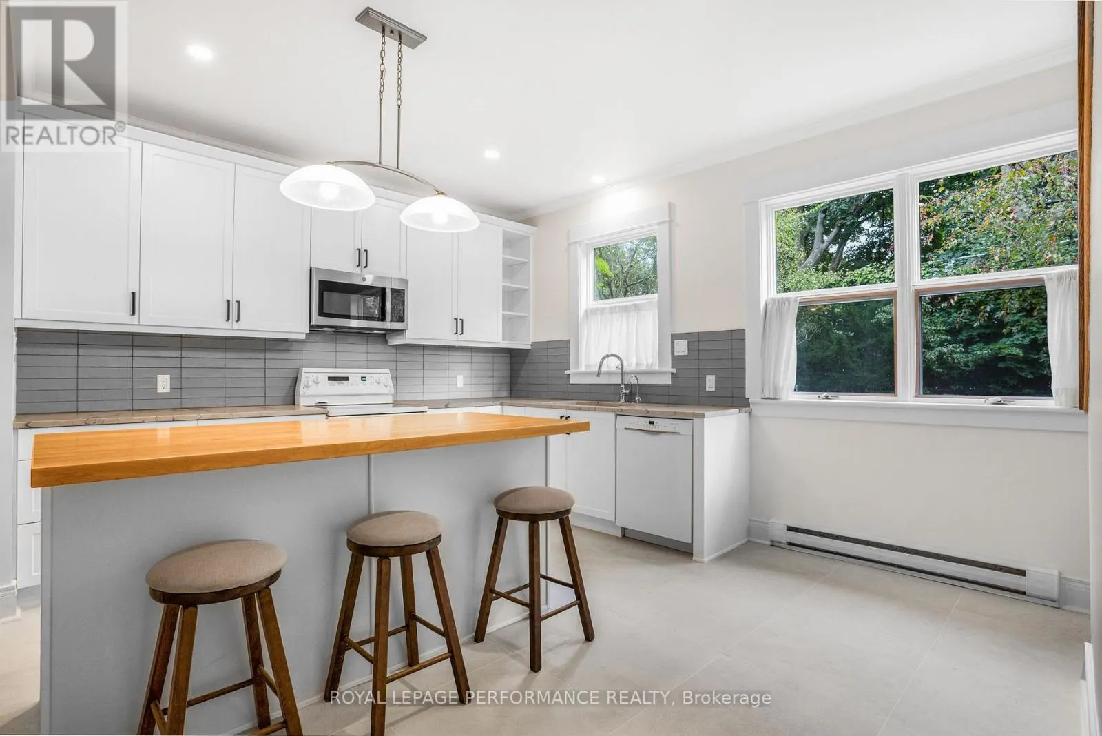 8 LAKESIDE AVENUE