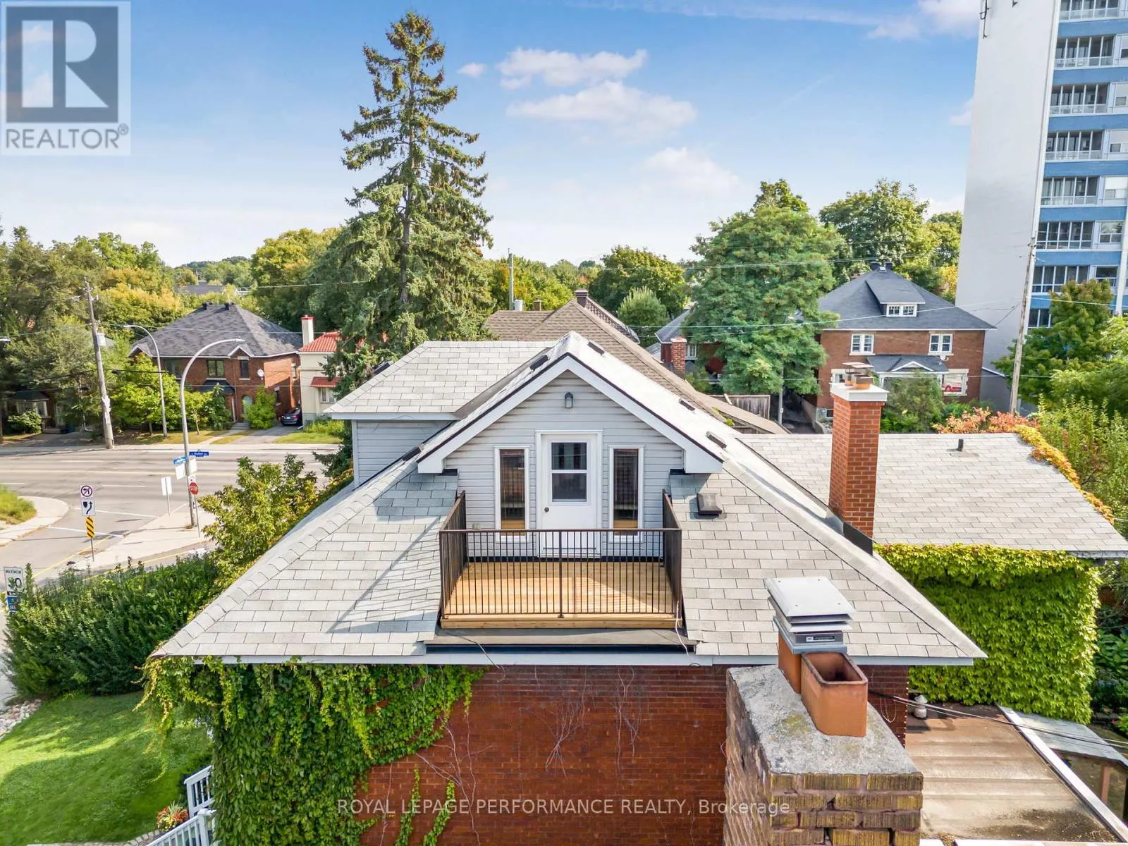 8 LAKESIDE AVENUE
