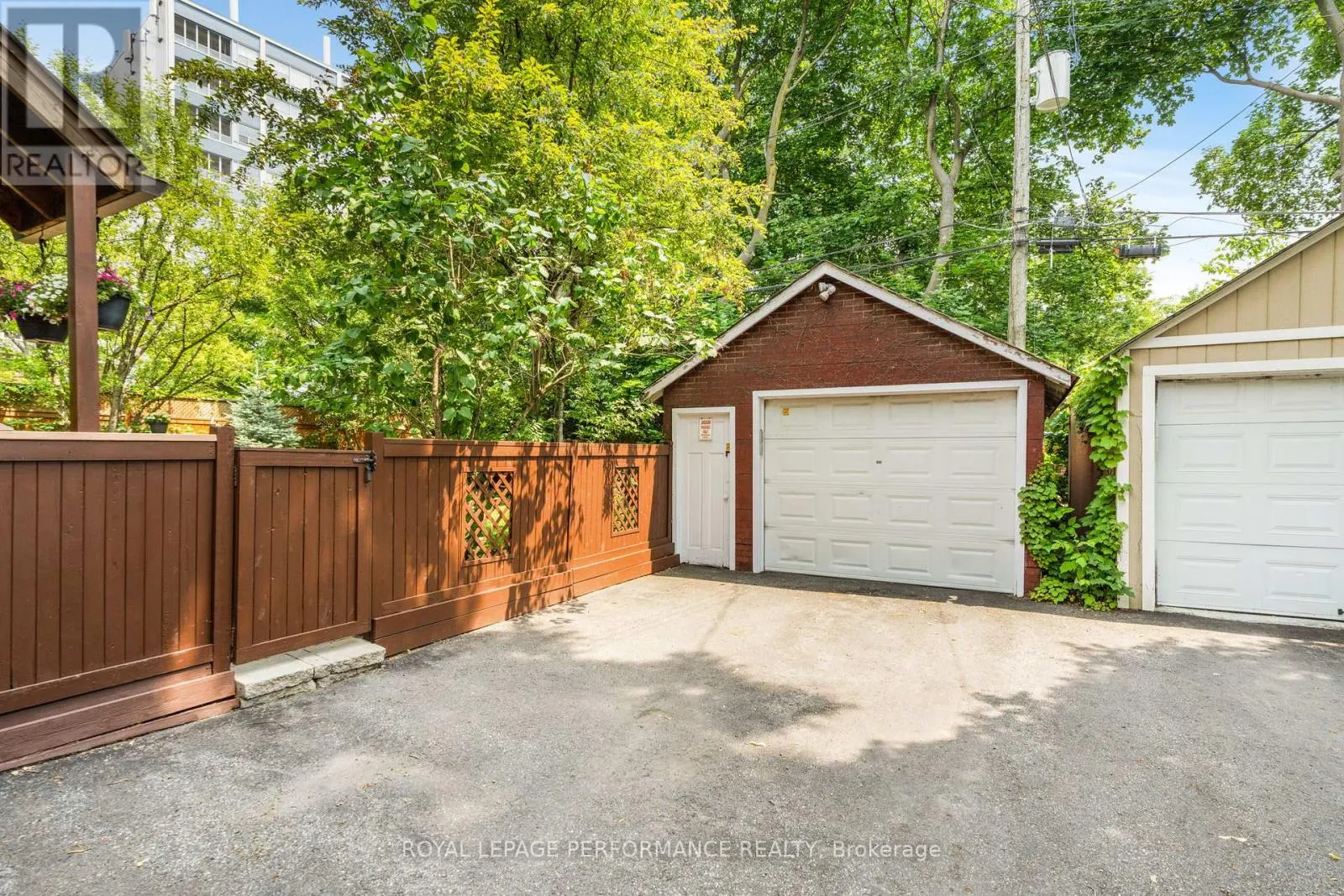 8 LAKESIDE AVENUE
