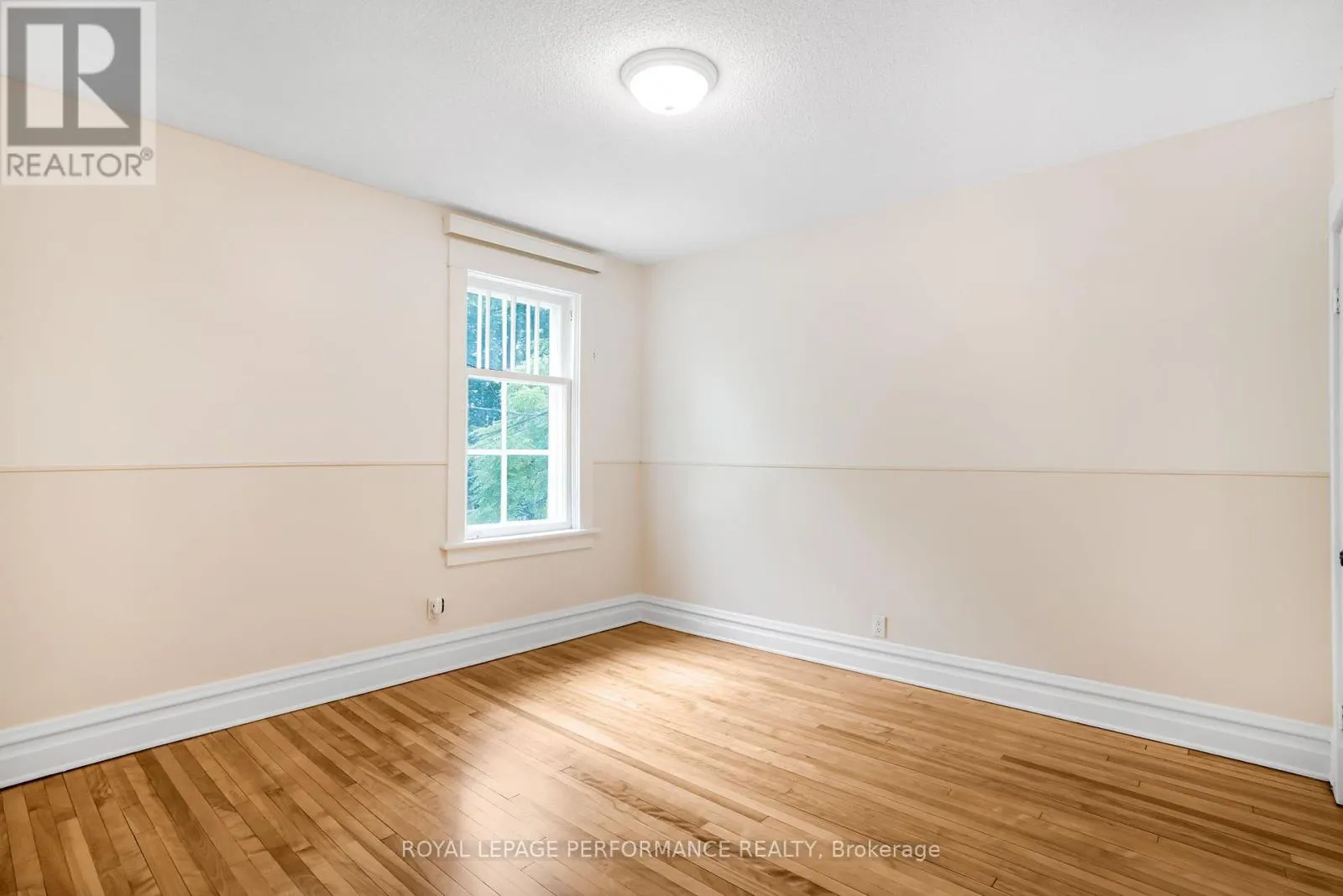 8 LAKESIDE AVENUE