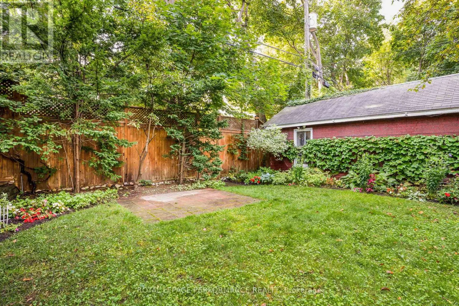 8 LAKESIDE AVENUE