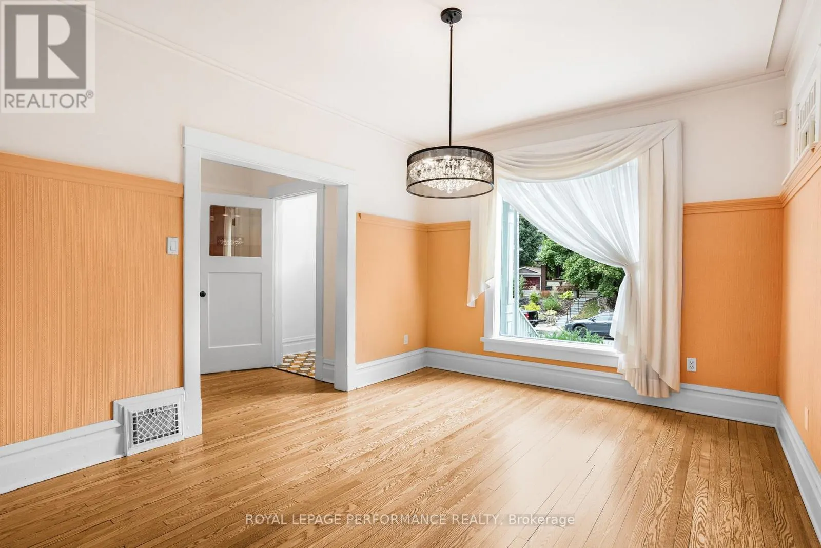 8 LAKESIDE AVENUE