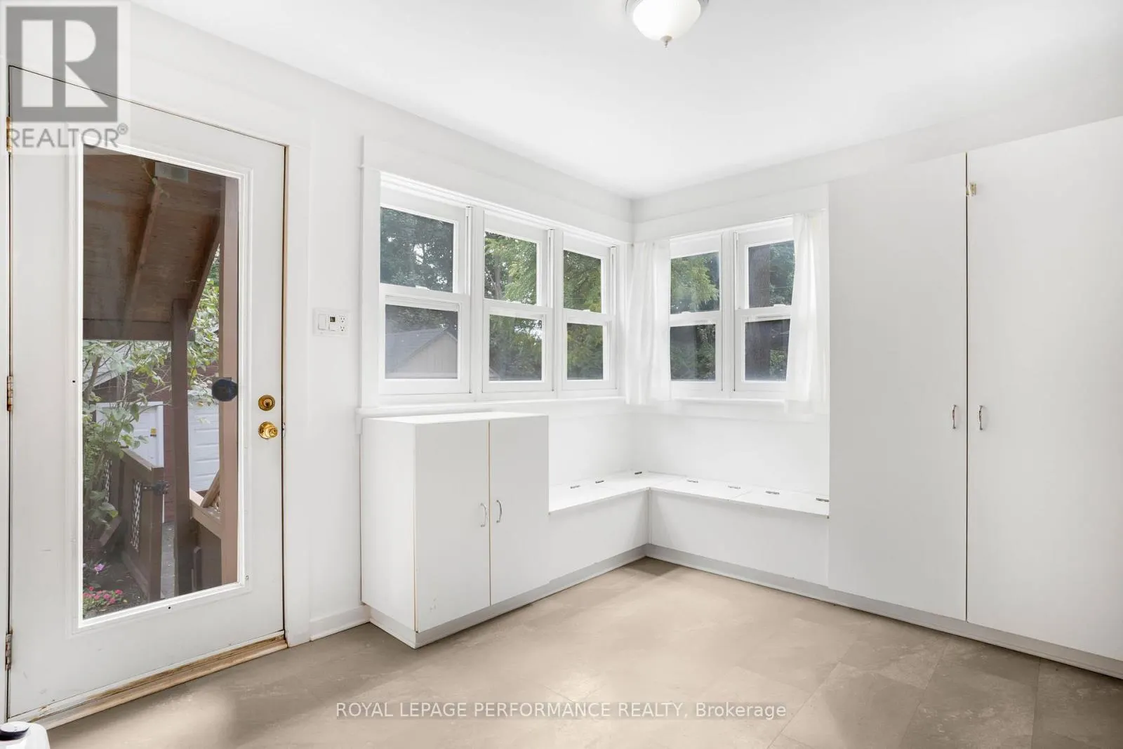 8 LAKESIDE AVENUE