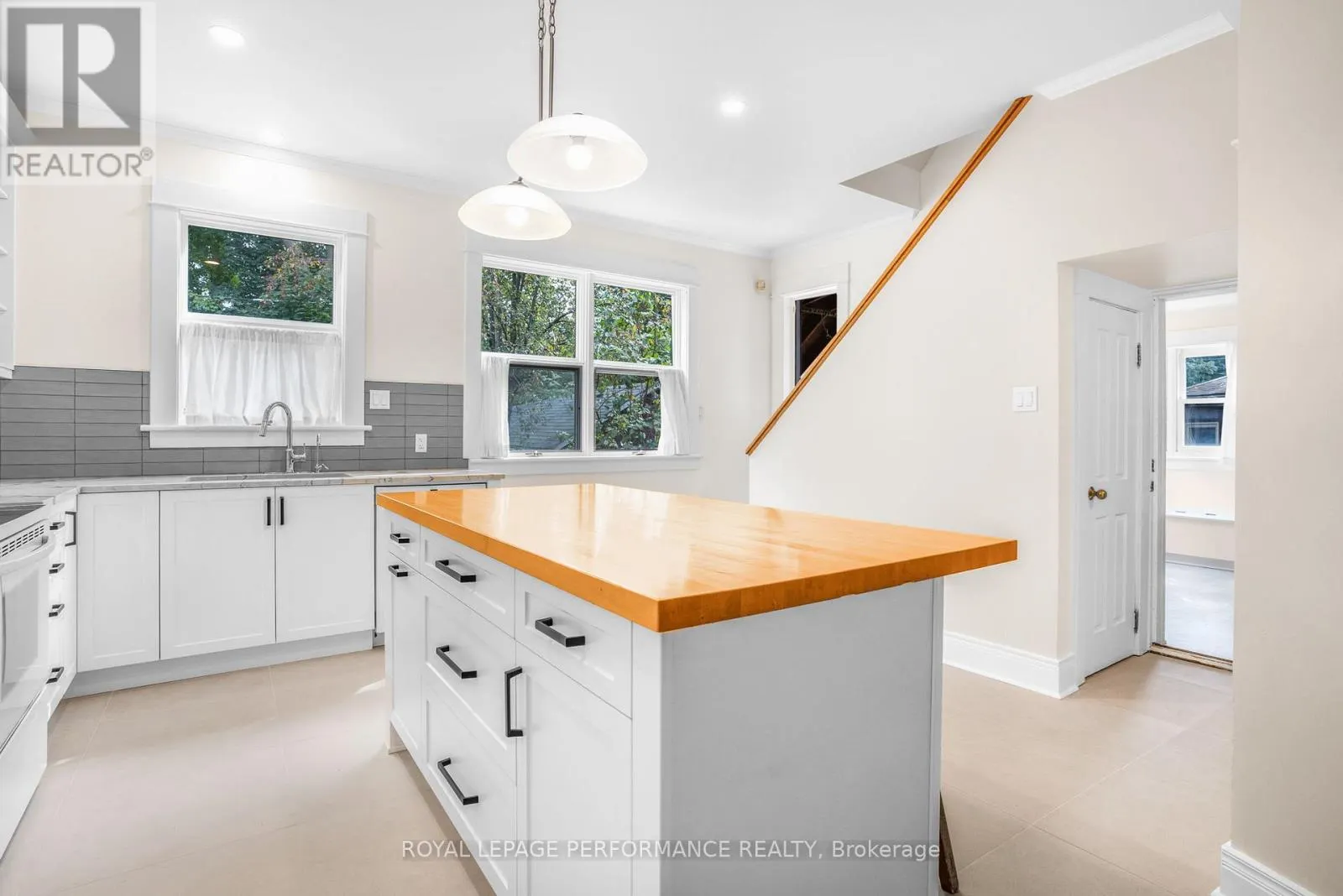 8 LAKESIDE AVENUE