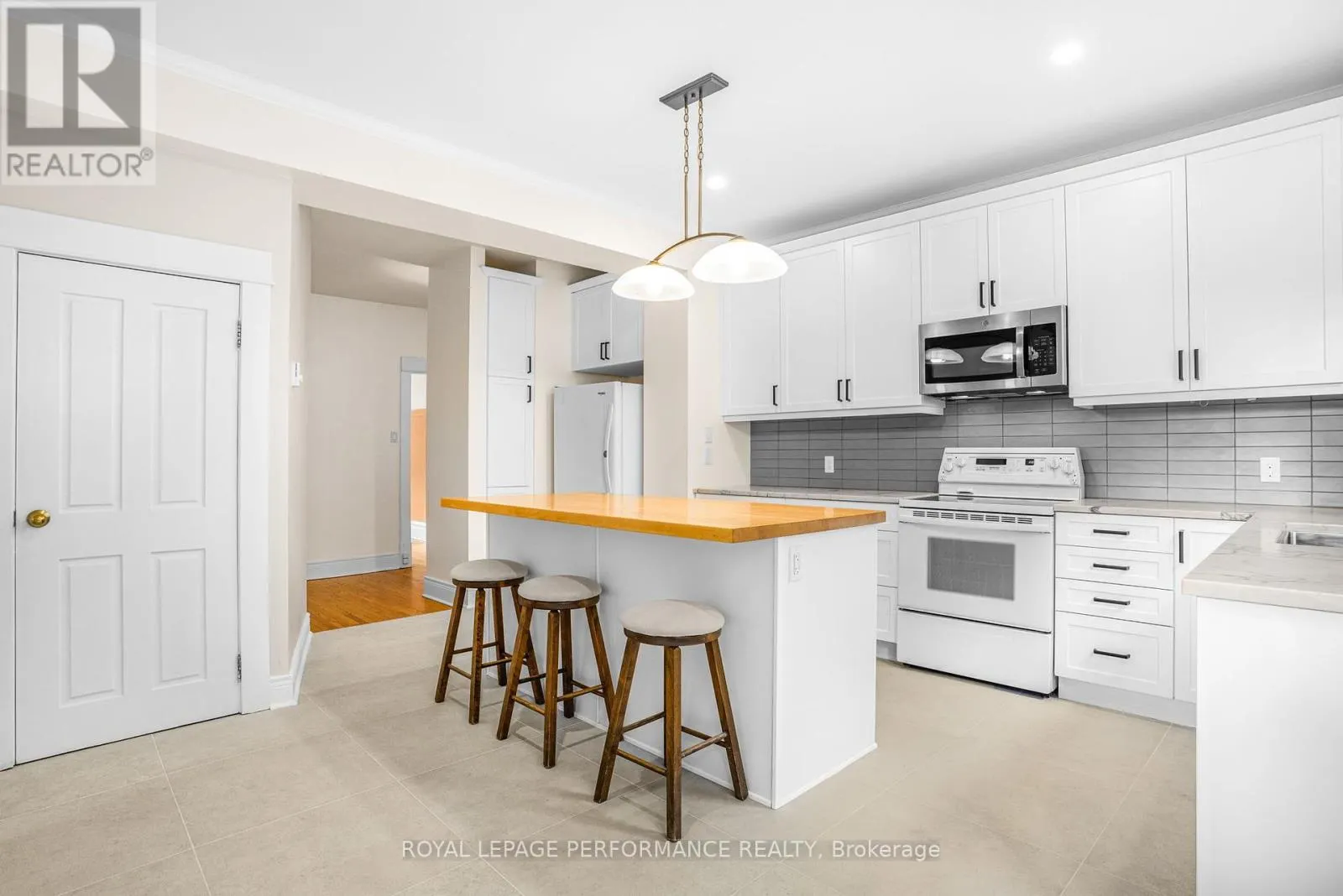 8 LAKESIDE AVENUE