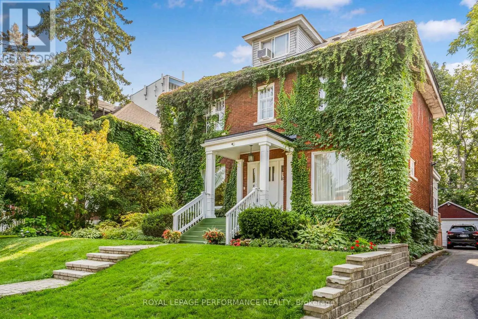 8 LAKESIDE AVENUE