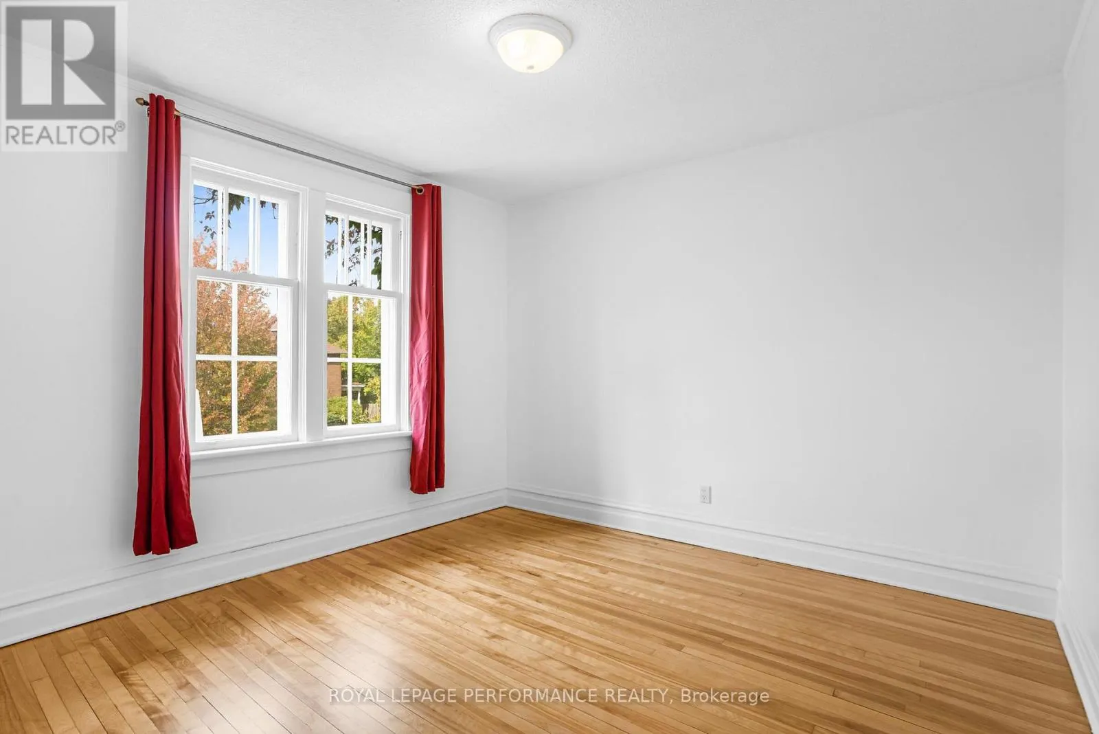 8 LAKESIDE AVENUE