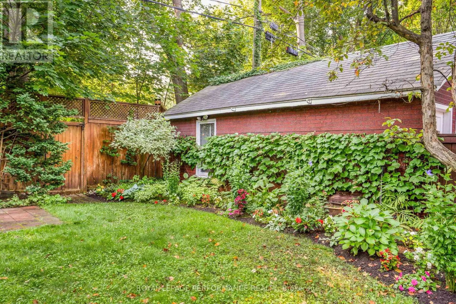 8 LAKESIDE AVENUE
