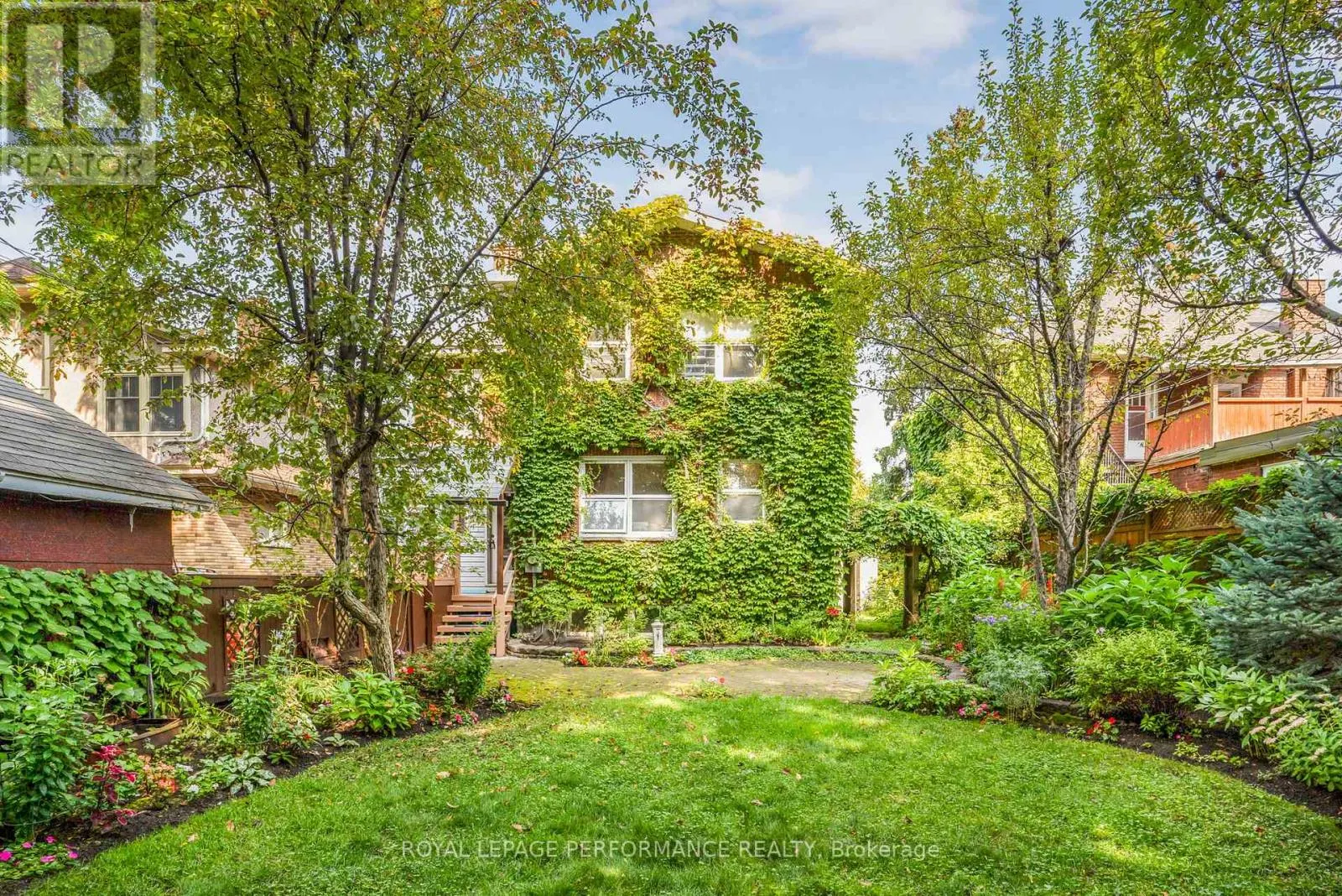 8 LAKESIDE AVENUE