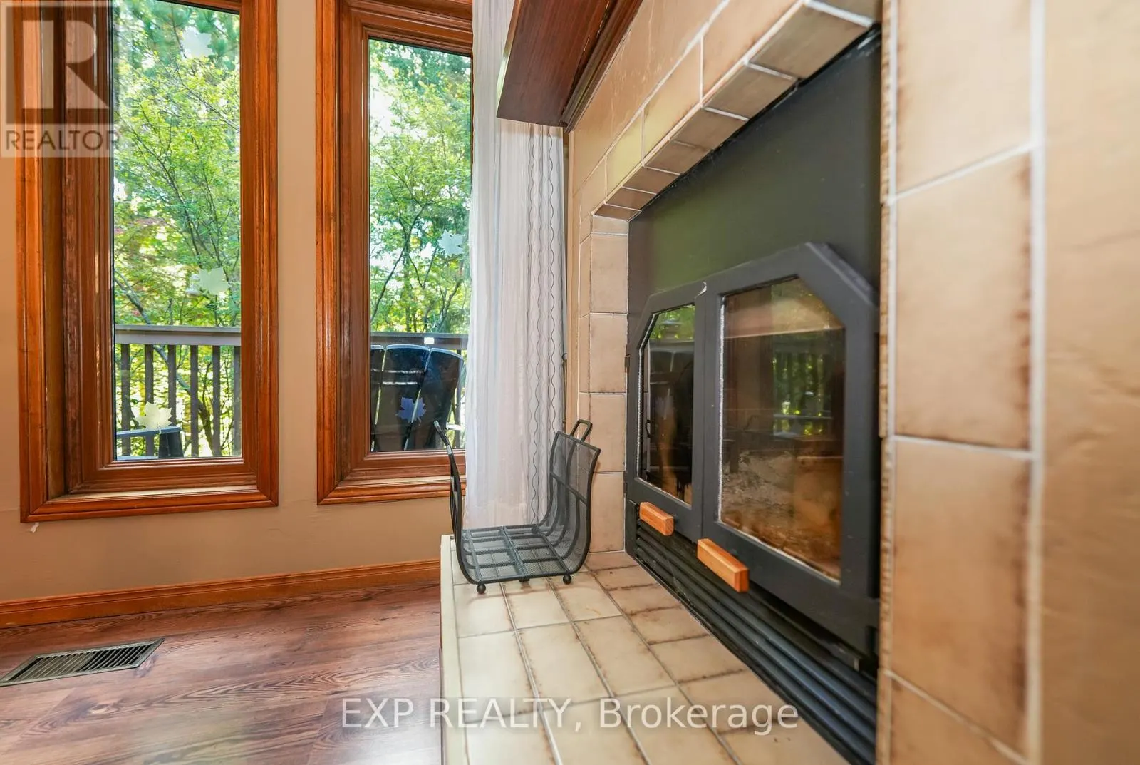 10207 PINETREE DRIVE