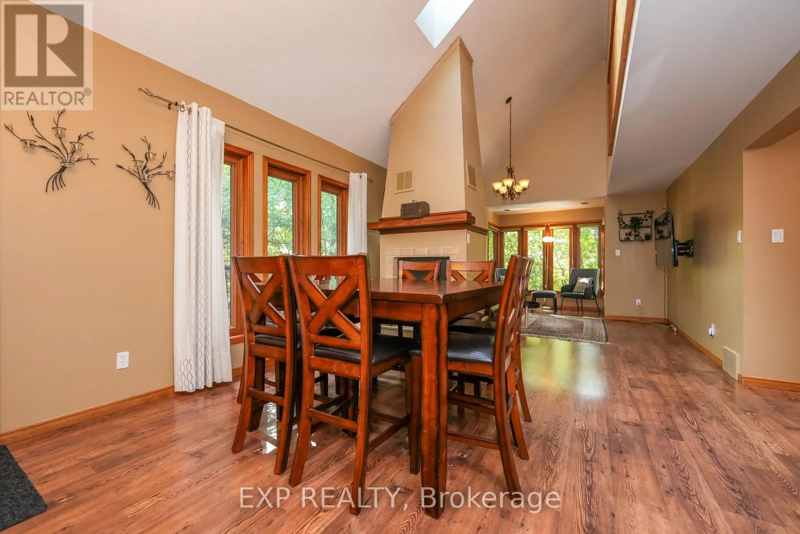 10207 PINETREE DRIVE