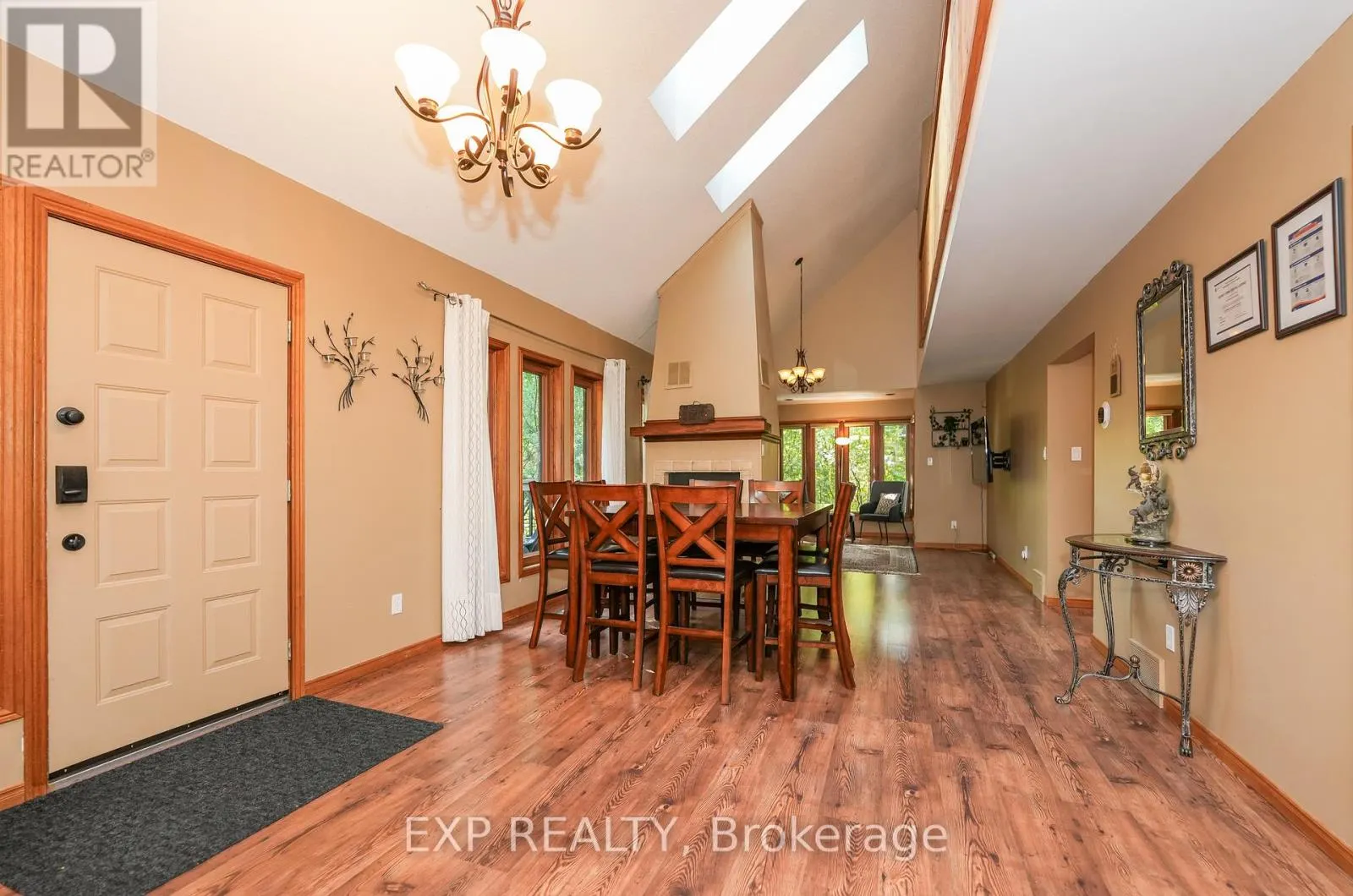 10207 PINETREE DRIVE