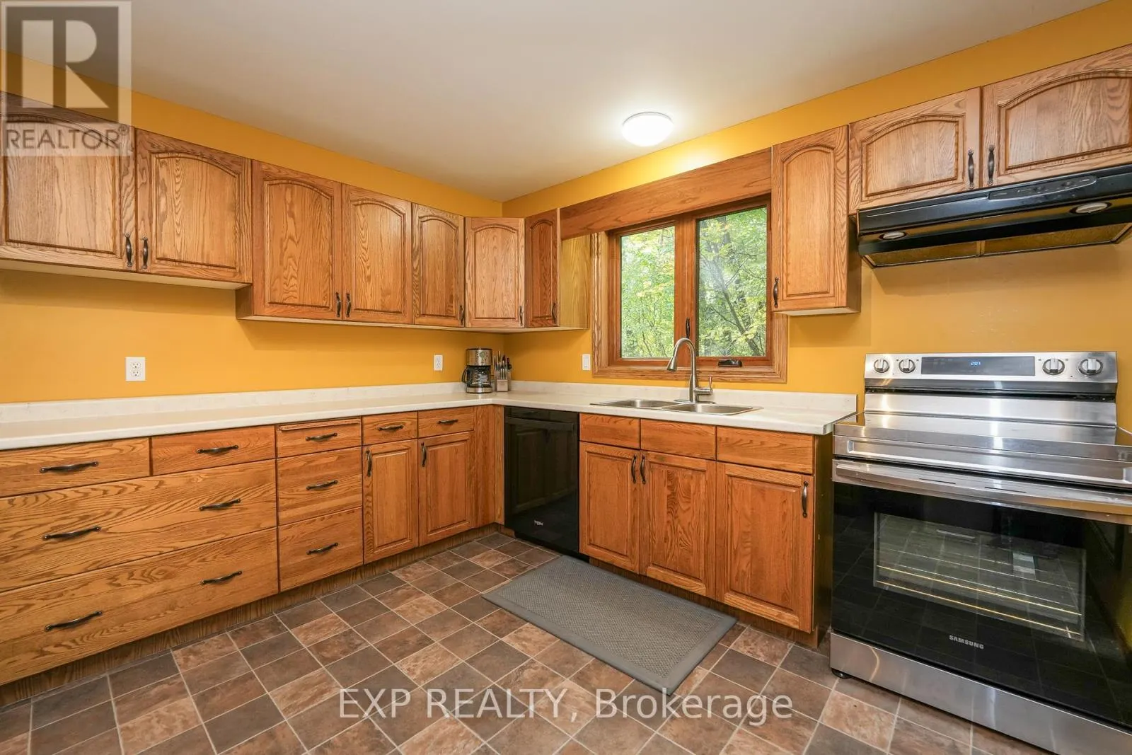 10207 PINETREE DRIVE