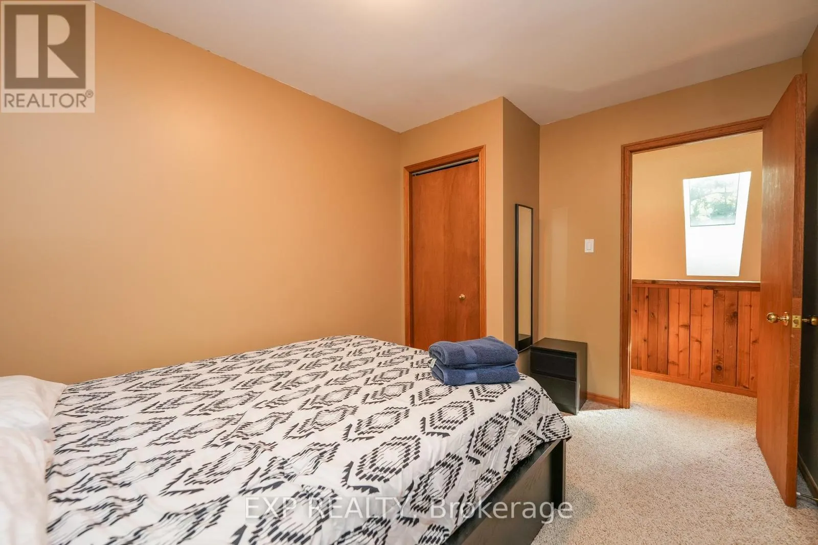 10207 PINETREE DRIVE