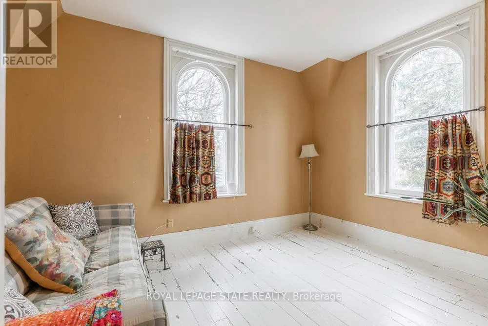 340 DUNDAS STREET E