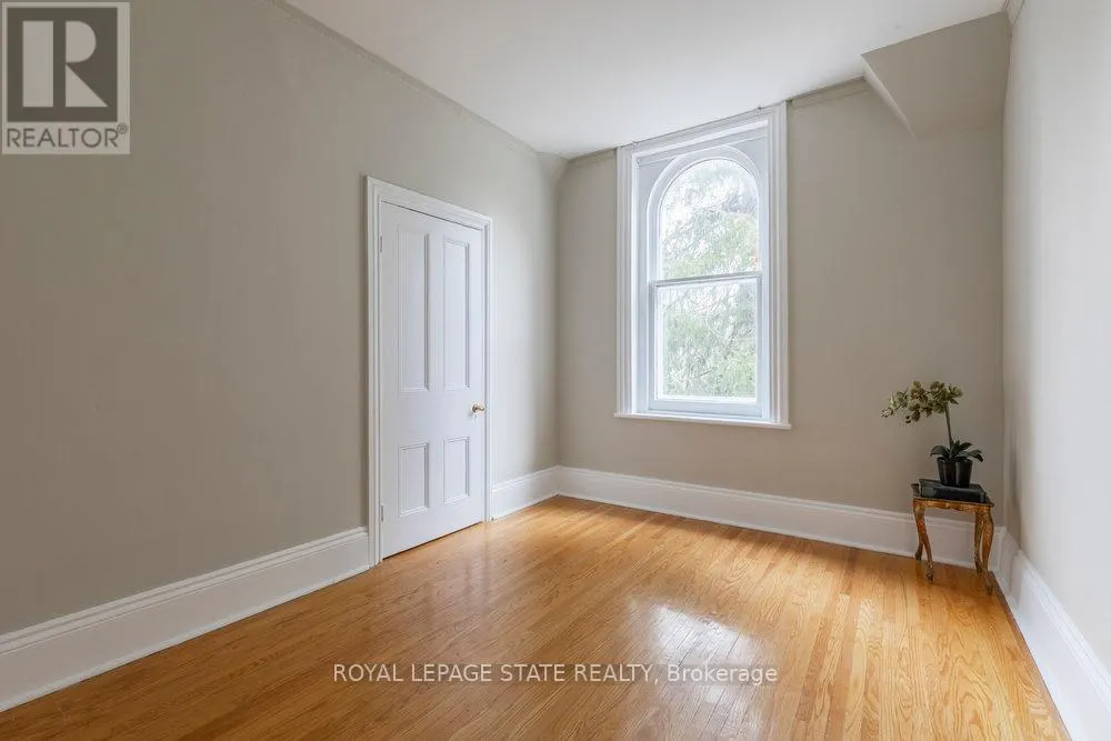 340 DUNDAS STREET E