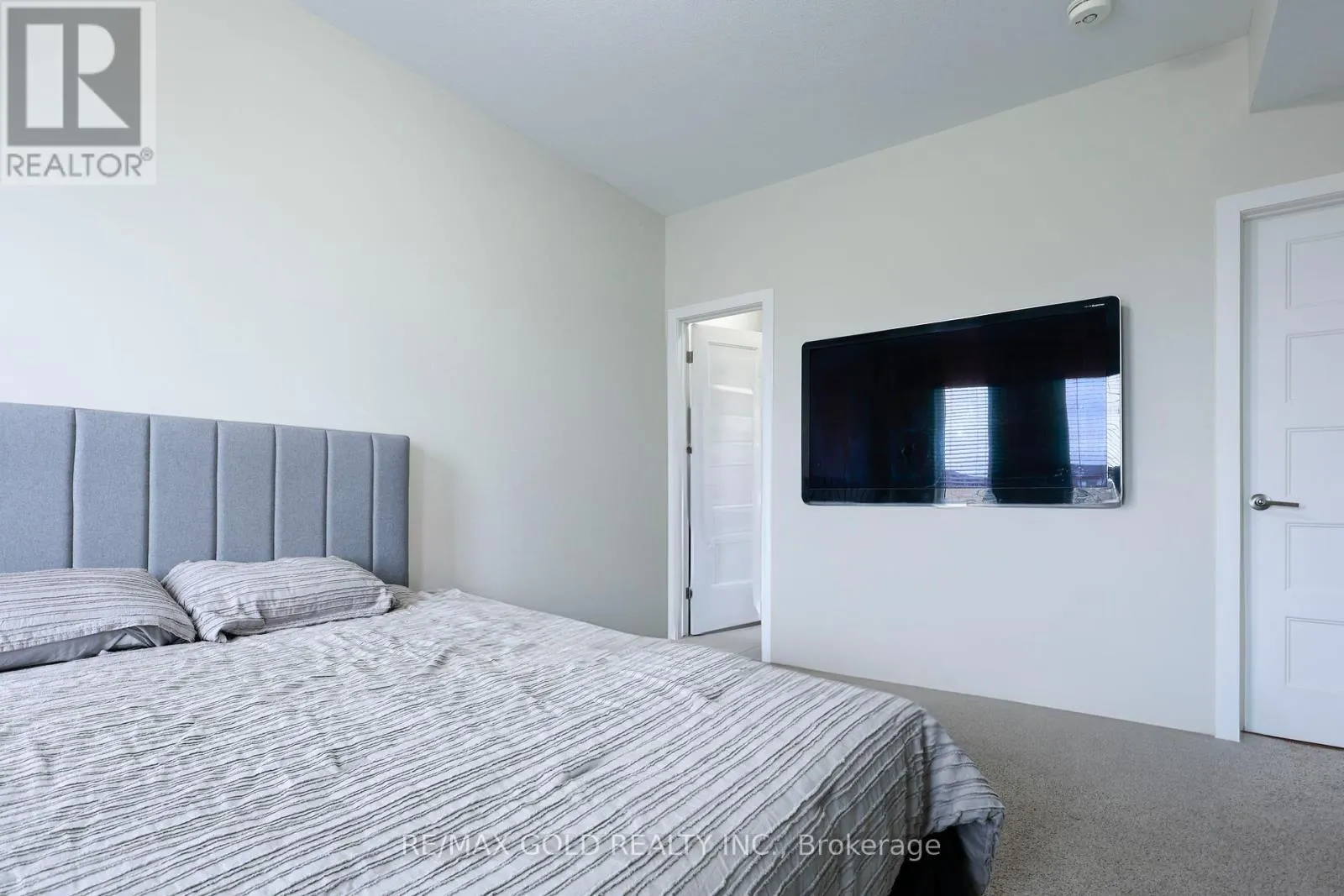 888 WEST VILLAGE SQUARE