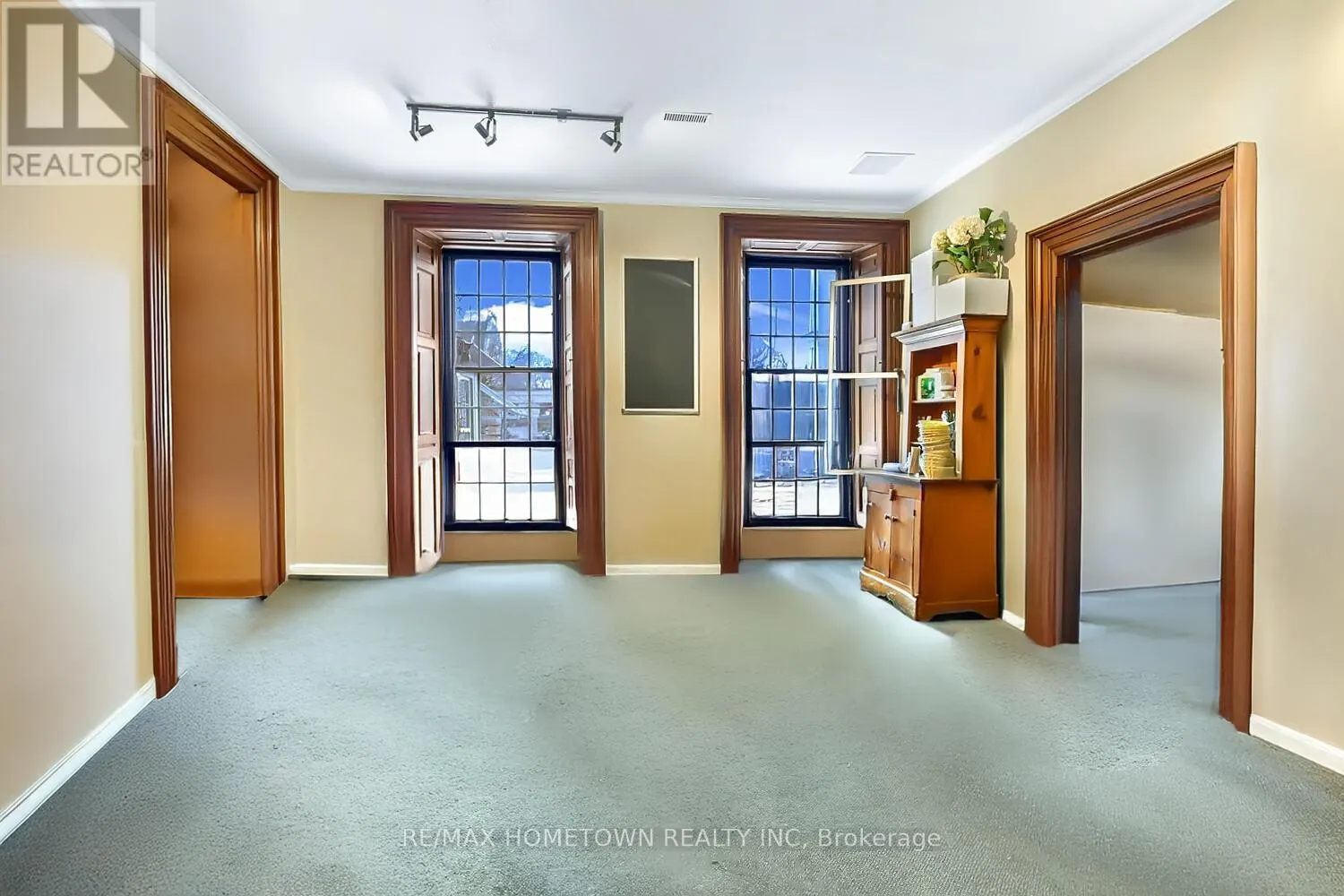 64 KING STREET E