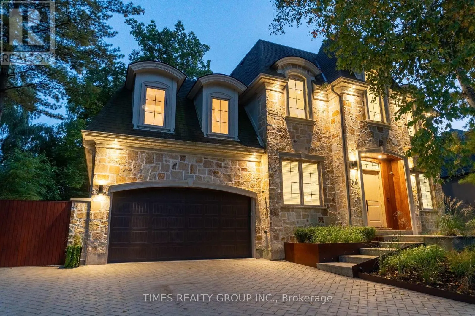 64 RAVINA CRESCENT
