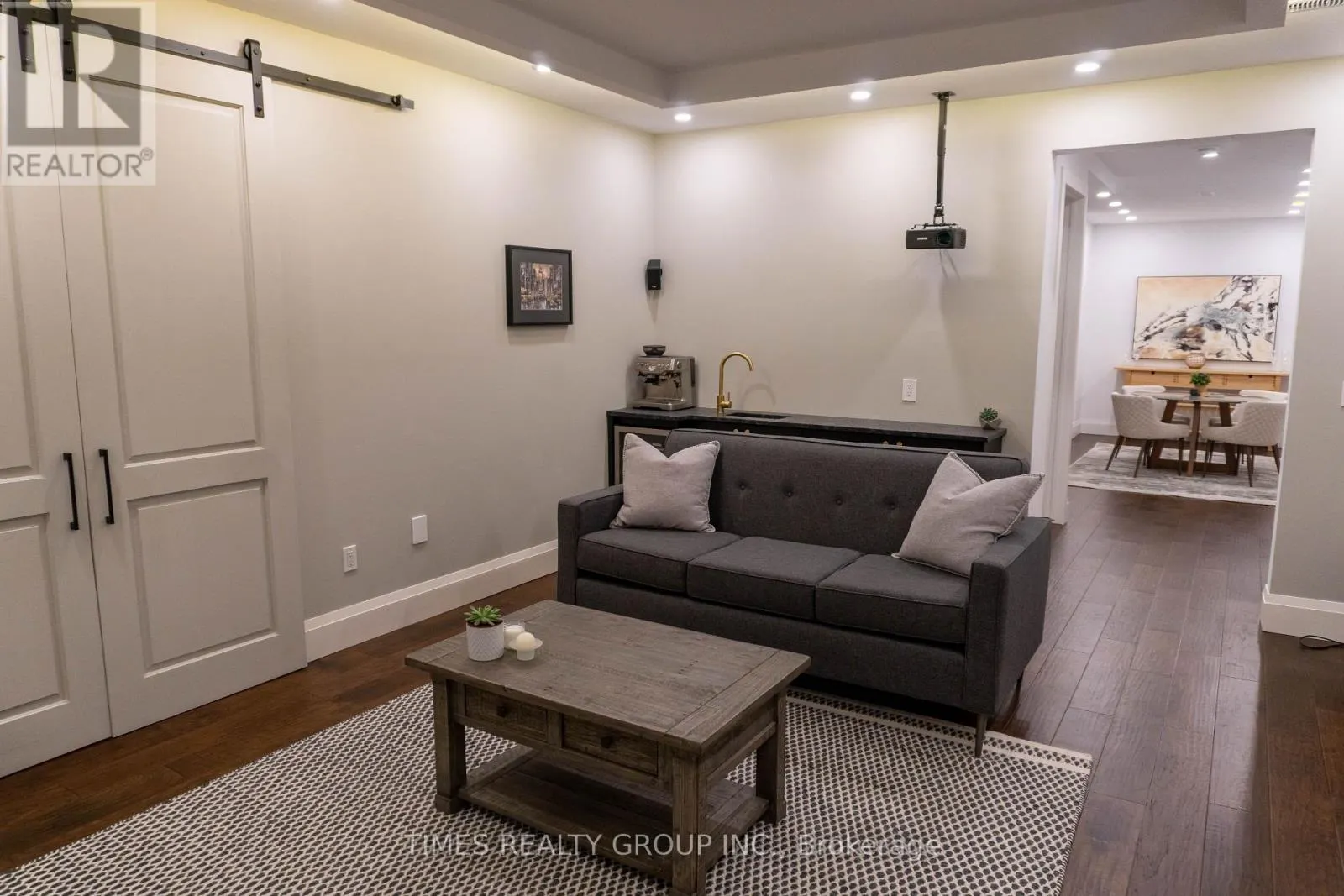 64 RAVINA CRESCENT