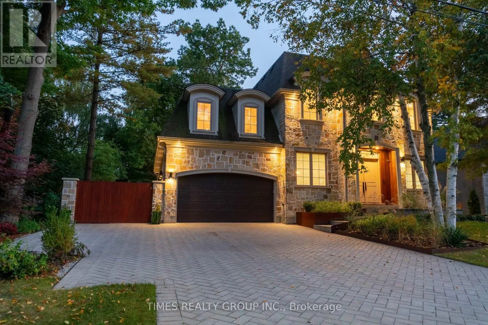 64 RAVINA CRESCENT