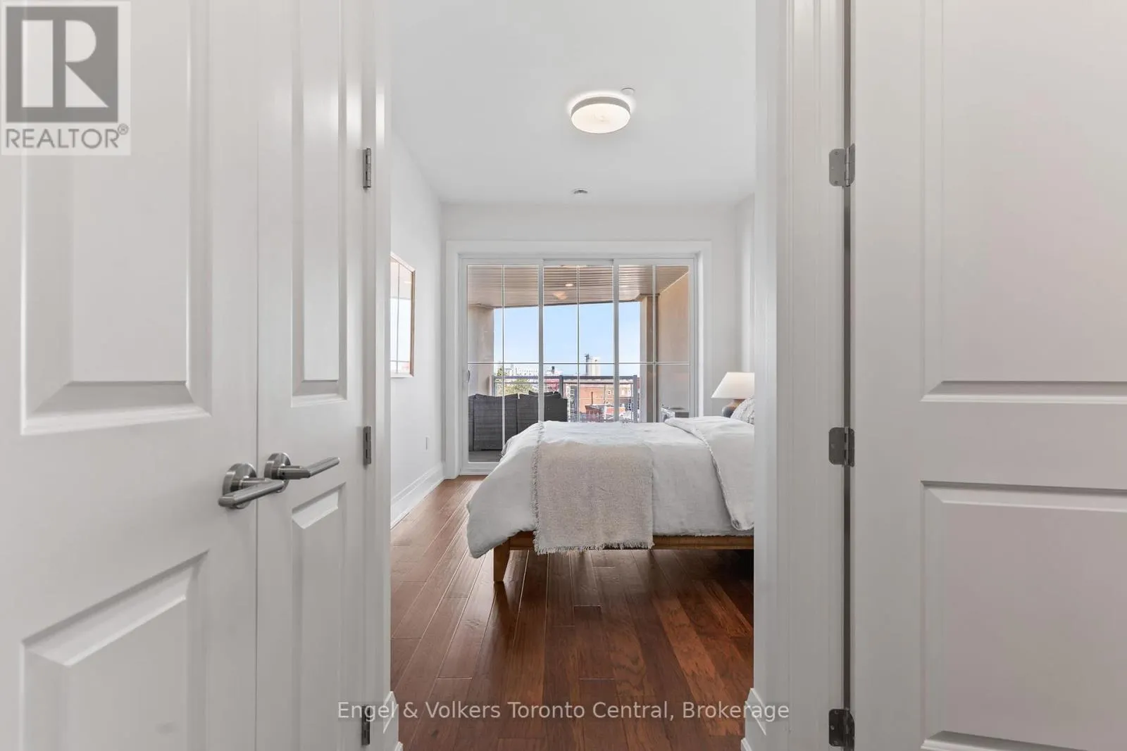 404 - 80 9TH STREET E, #404