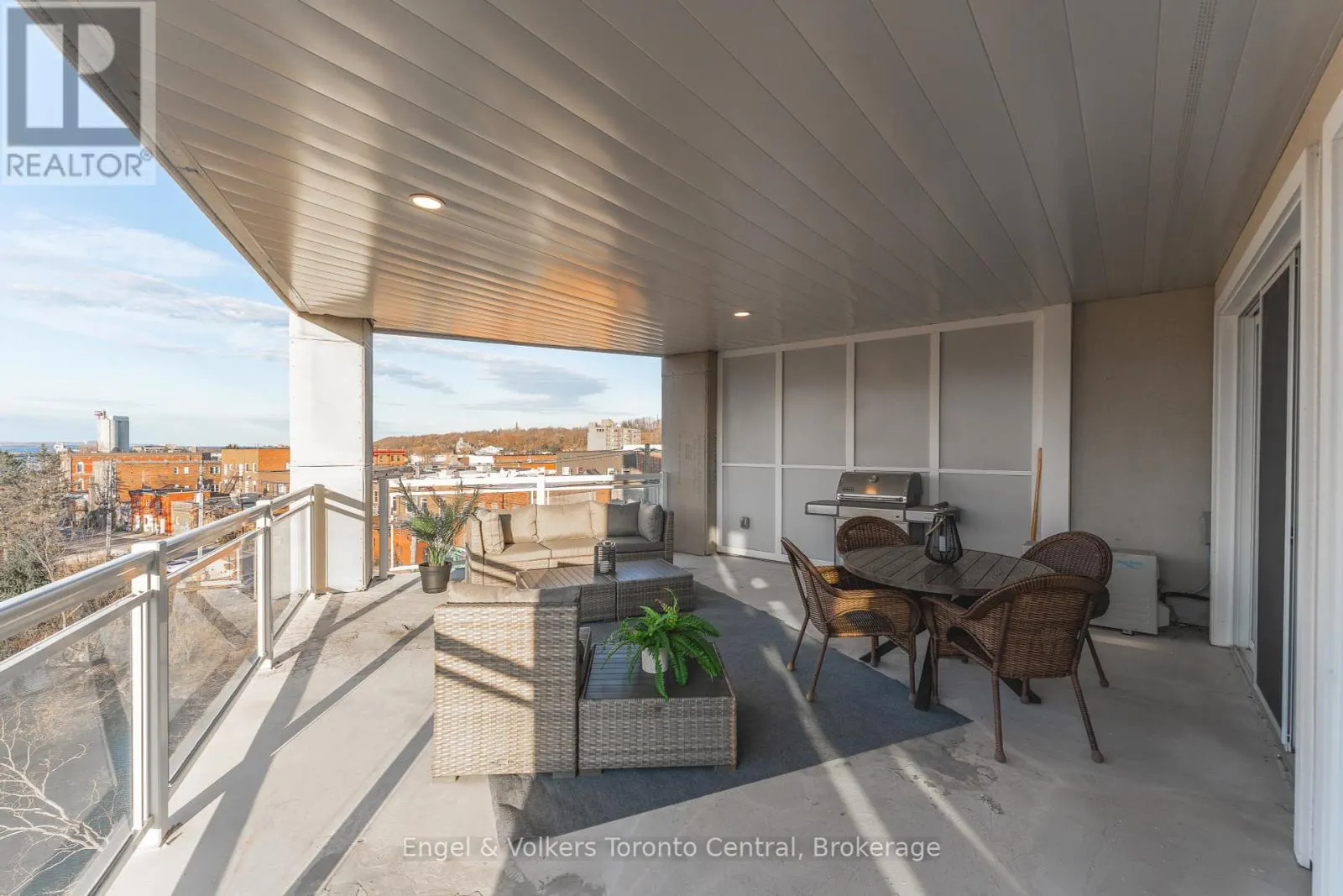 404 - 80 9TH STREET E, #404