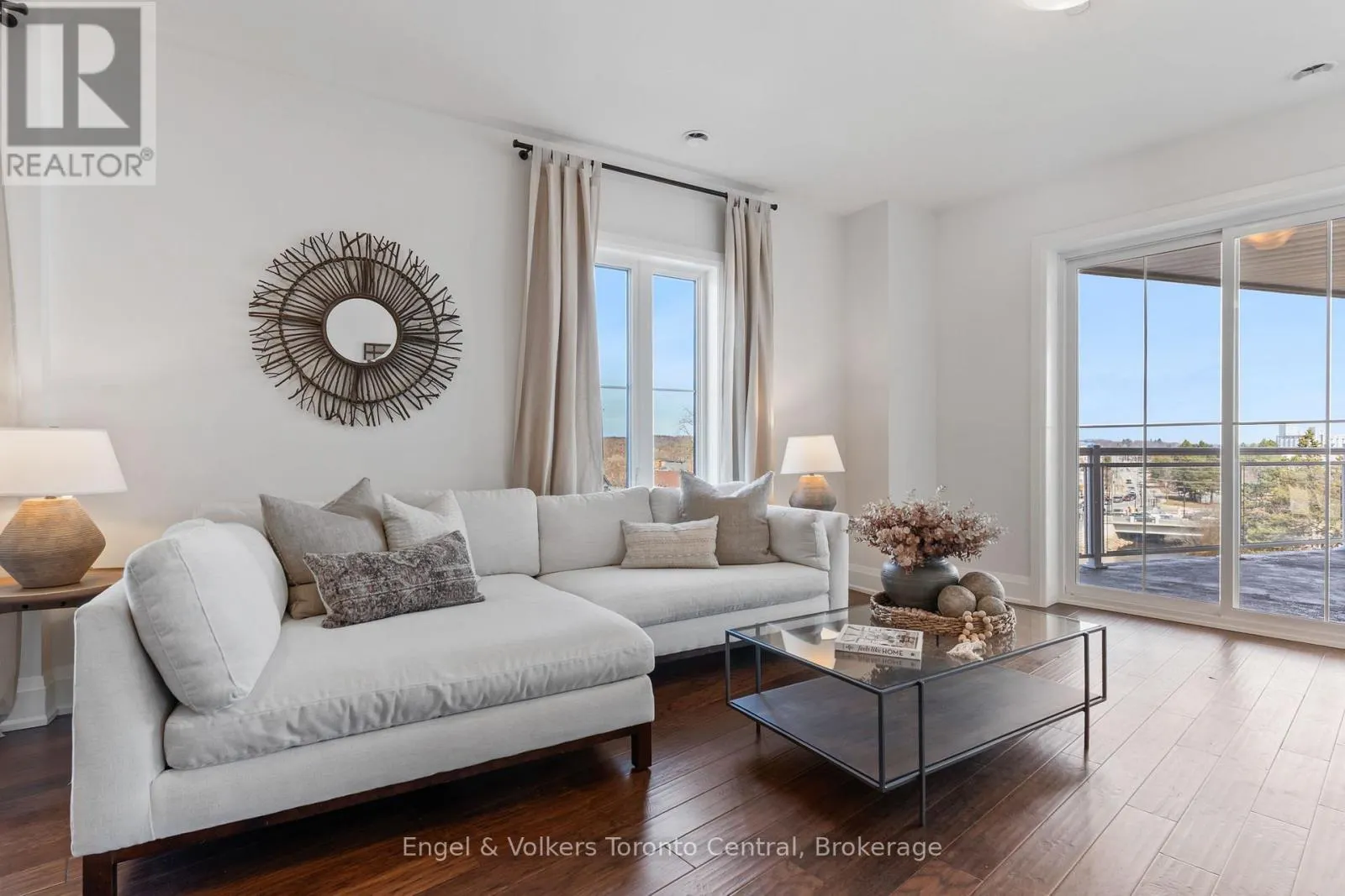 404 - 80 9TH STREET E, #404